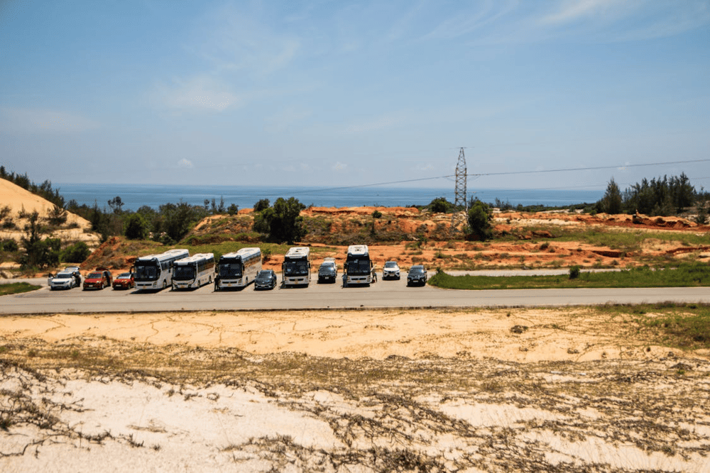 The coastal road from Phan Thiet to Mui Ne offers a relaxing ride with sea views, dunes, and vibrant local life (Source: Pexels)